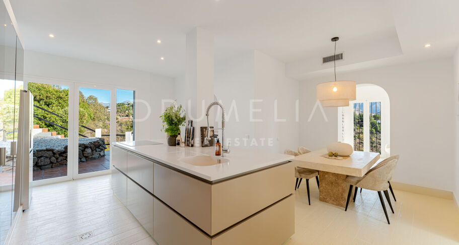 Elegant Andalusisk Villa med Havsutsikt i El Madroñal, Benahavís