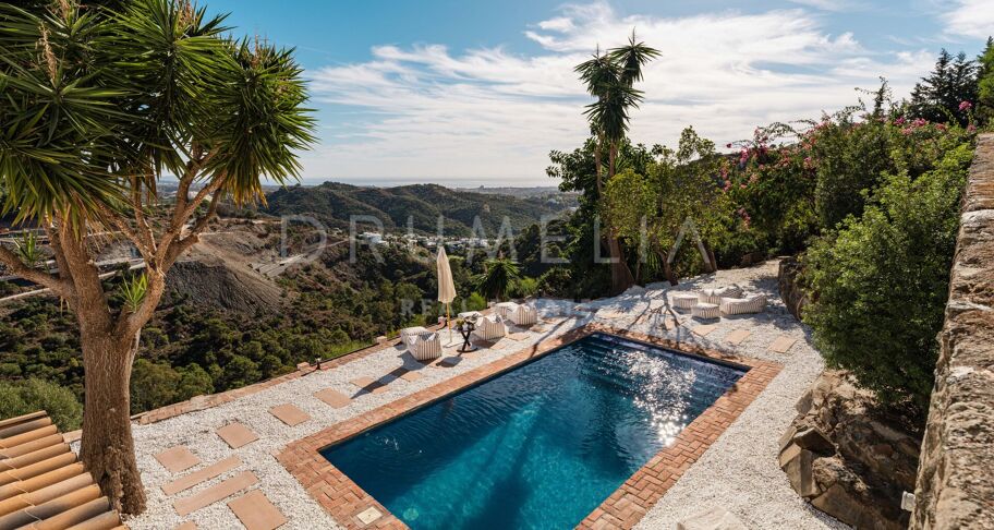 Elegant Andalusisk Villa med Havsutsikt i El Madroñal, Benahavís