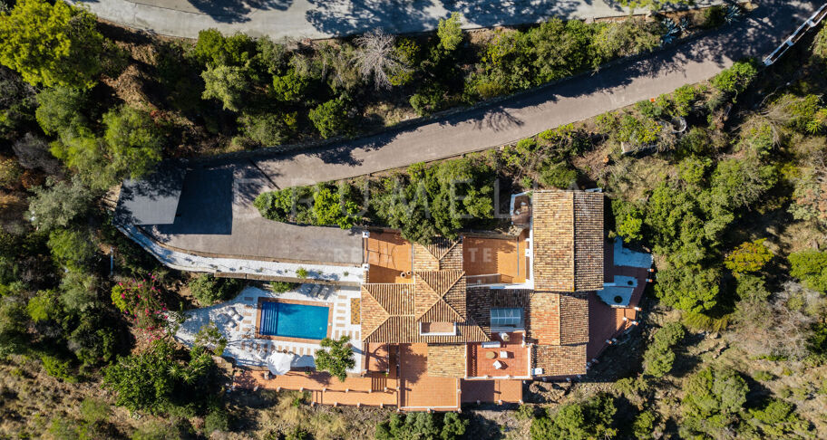 Elegant Andalusisk Villa med Havsutsikt i El Madroñal, Benahavís