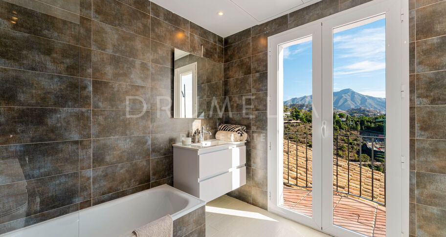 Elegant Andalusisk Villa med Havsutsikt i El Madroñal, Benahavís