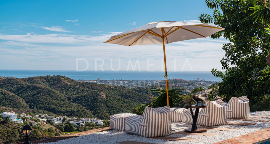 Elegant Andalusisk Villa med Havsutsikt i El Madroñal, Benahavís