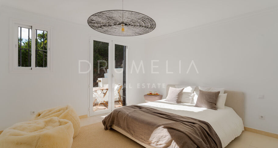 Elegant Andalusisk Villa med Havsutsikt i El Madroñal, Benahavís