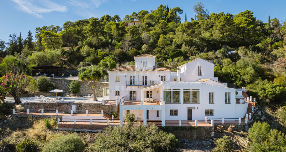 Elegant Andalusisk Villa med Havsutsikt i El Madroñal, Benahavís