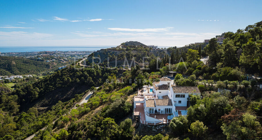 Elegant Andalusisk Villa med Havsutsikt i El Madroñal, Benahavís