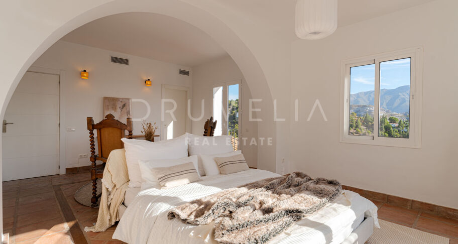 Elegant Andalusisk Villa med Havsutsikt i El Madroñal, Benahavís
