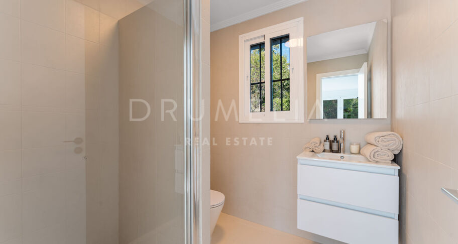 Elegant Andalusisk Villa med Havsutsikt i El Madroñal, Benahavís