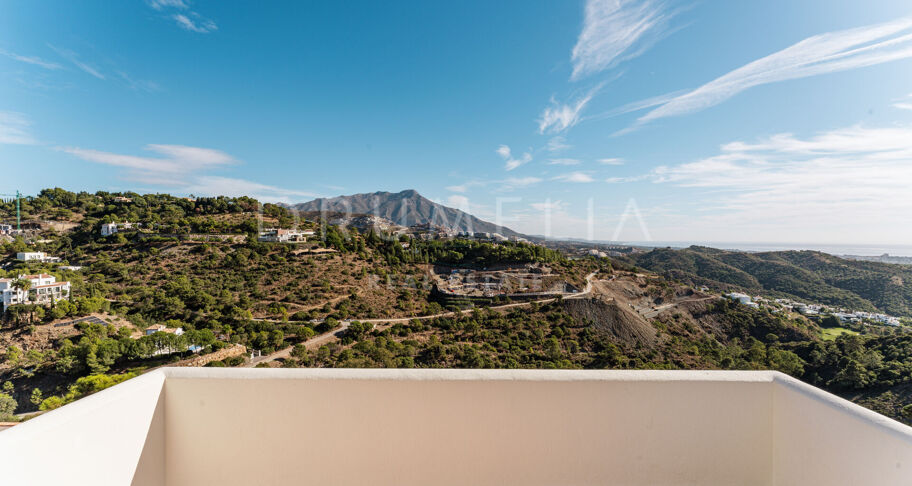 Elegant Andalusisk Villa med Havsutsikt i El Madroñal, Benahavís