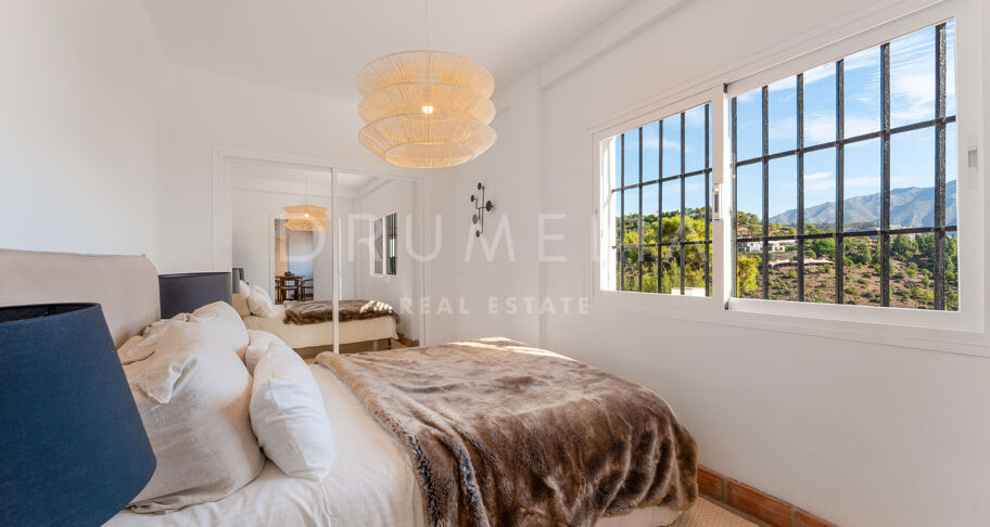Elegant Andalusisk Villa med Havsutsikt i El Madroñal, Benahavís