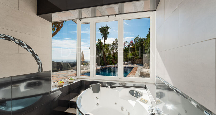 Elegant Andalusisk Villa med Havsutsikt i El Madroñal, Benahavís