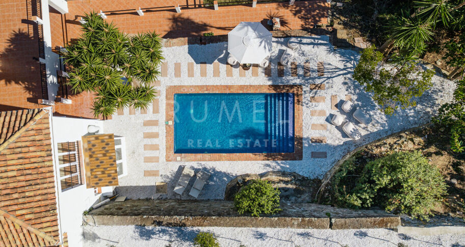 Elegant Andalusisk Villa med Havsutsikt i El Madroñal, Benahavís