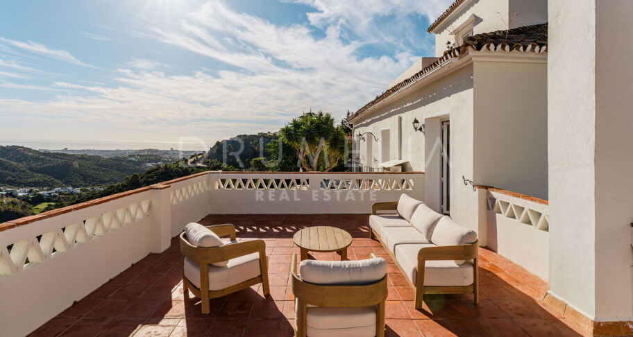 Elegant Andalusisk Villa med Havsutsikt i El Madroñal, Benahavís