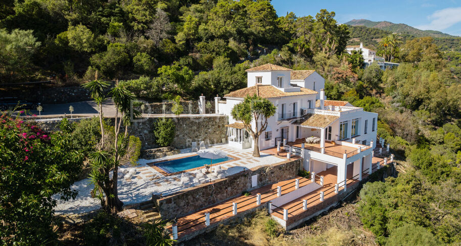Elegant Andalusisk Villa med Havsutsikt i El Madroñal, Benahavís