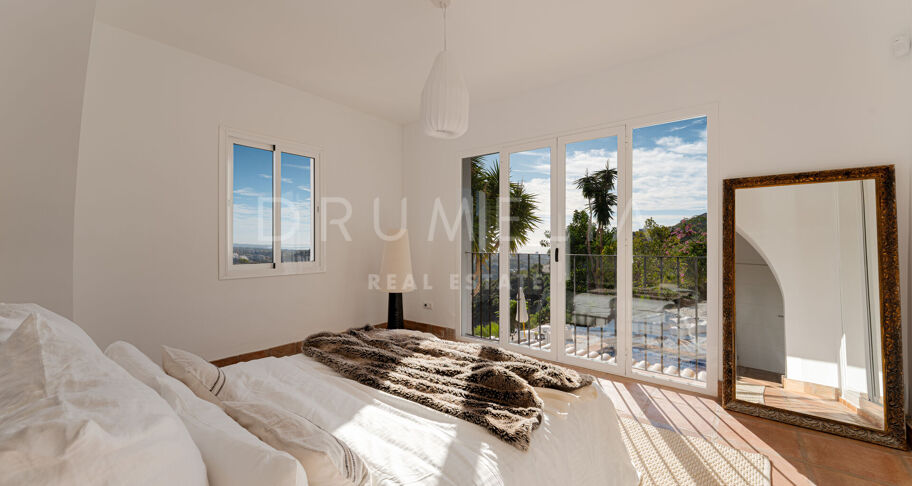 Elegant Andalusisk Villa med Havsutsikt i El Madroñal, Benahavís
