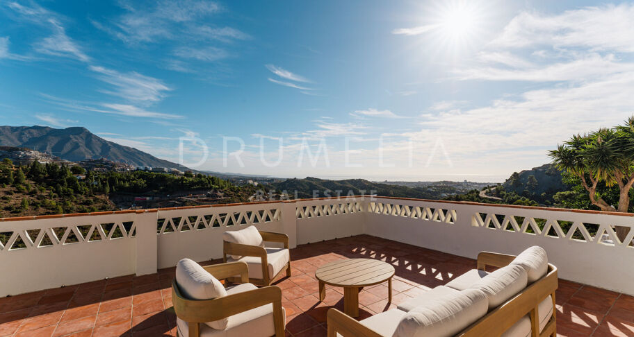Elegant Andalusisk Villa med Havsutsikt i El Madroñal, Benahavís