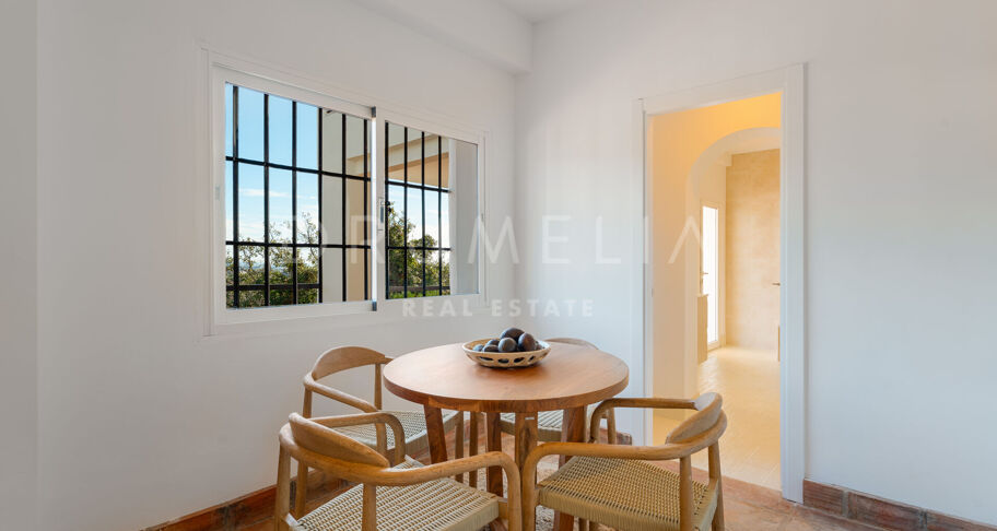 Elegant Andalusisk Villa med Havsutsikt i El Madroñal, Benahavís
