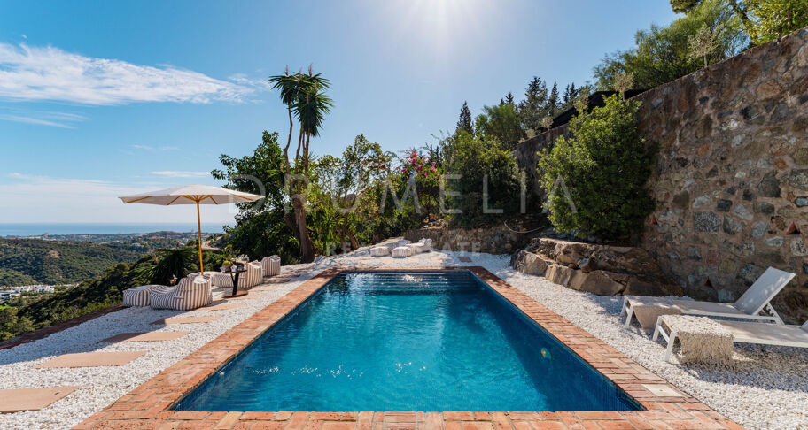 Elegant Andalusisk Villa med Havsutsikt i El Madroñal, Benahavís