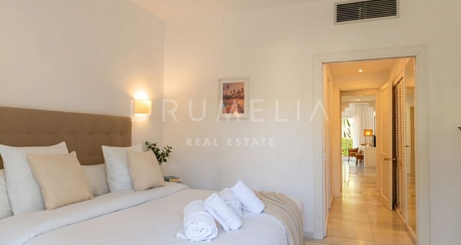 Apartamento en planta baja con terraza orientada al sur en Puerto Banús, cerca de la playa