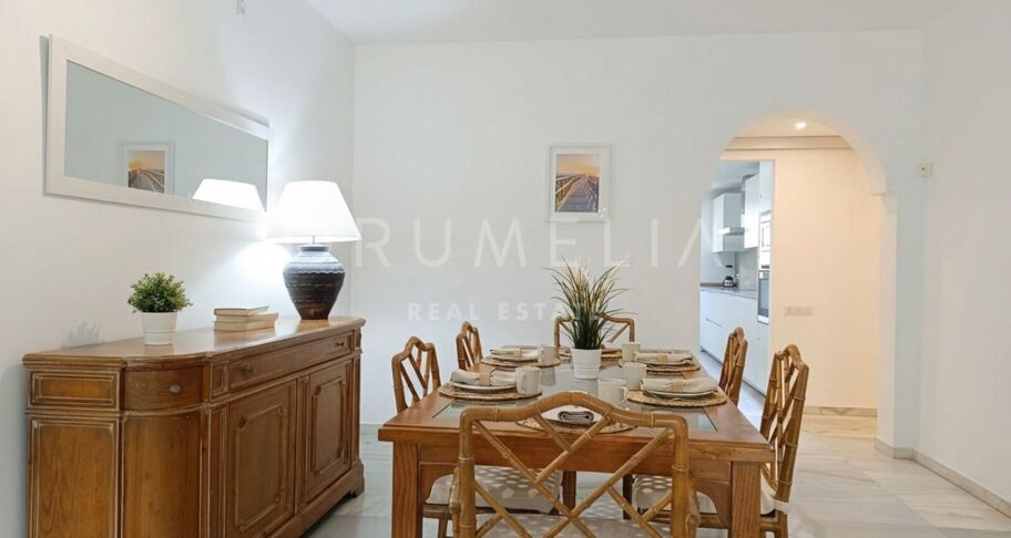 Apartamento en planta baja con terraza orientada al sur en Puerto Banús, cerca de la playa