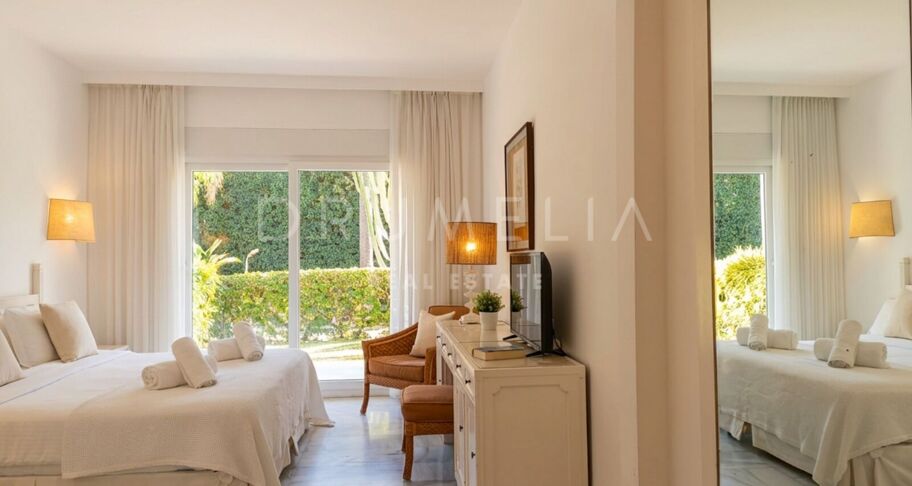 Apartamento en planta baja con terraza orientada al sur en Puerto Banús, cerca de la playa
