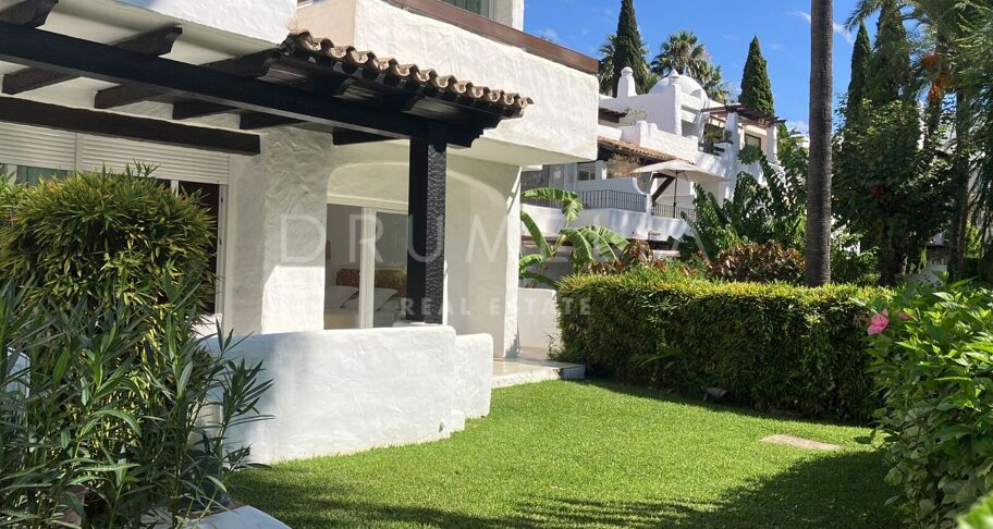 Apartamento en planta baja con terraza orientada al sur en Puerto Banús, cerca de la playa