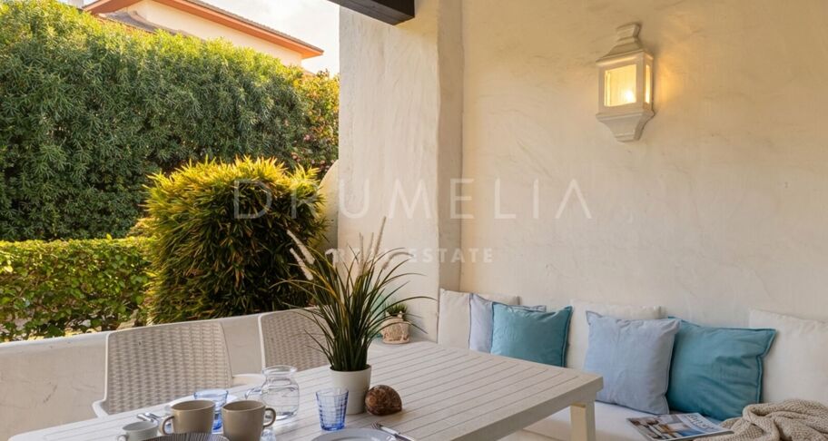 Apartamento en planta baja con terraza orientada al sur en Puerto Banús, cerca de la playa