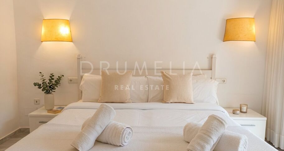 Apartamento en planta baja con terraza orientada al sur en Puerto Banús, cerca de la playa