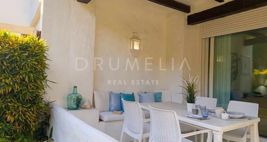 Apartamento en planta baja con terraza orientada al sur en Puerto Banús, cerca de la playa