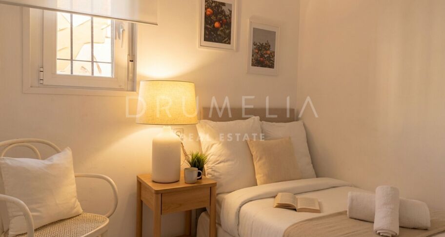 Apartamento en planta baja con terraza orientada al sur en Puerto Banús, cerca de la playa