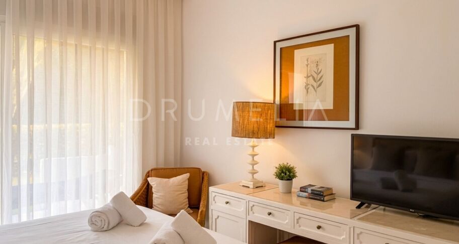 Apartamento en planta baja con terraza orientada al sur en Puerto Banús, cerca de la playa