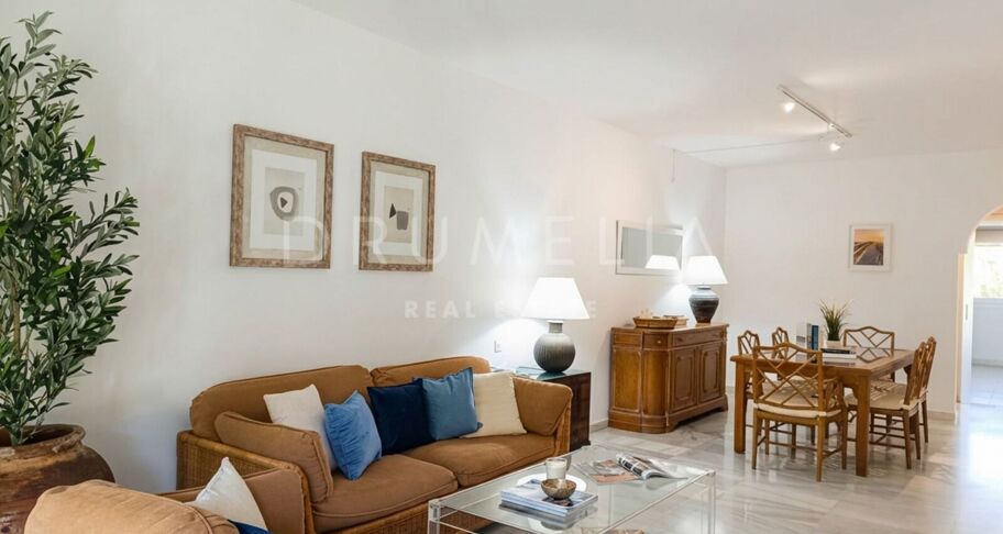 Apartamento en planta baja con terraza orientada al sur en Puerto Banús, cerca de la playa