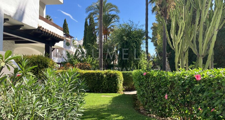 Apartamento en planta baja con terraza orientada al sur en Puerto Banús, cerca de la playa