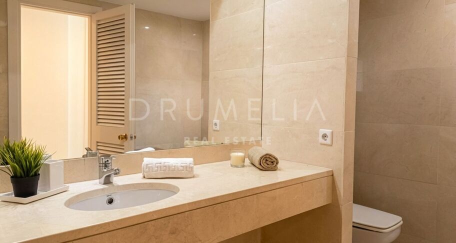 Apartamento en planta baja con terraza orientada al sur en Puerto Banús, cerca de la playa