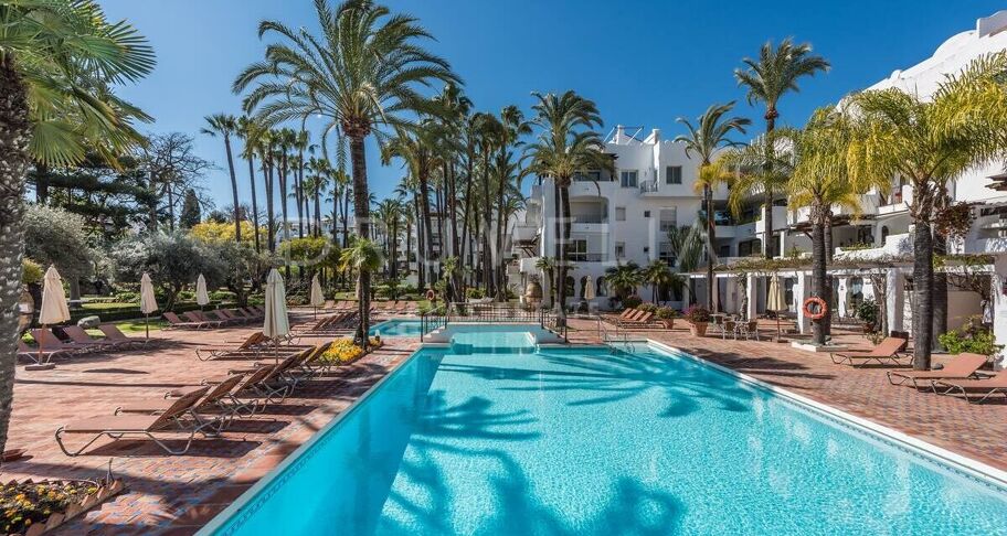 Apartamento en planta baja con terraza orientada al sur en Puerto Banús, cerca de la playa