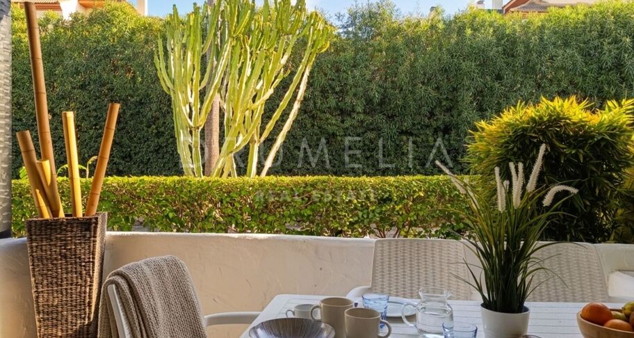 Apartamento en planta baja con terraza orientada al sur en Puerto Banús, cerca de la playa