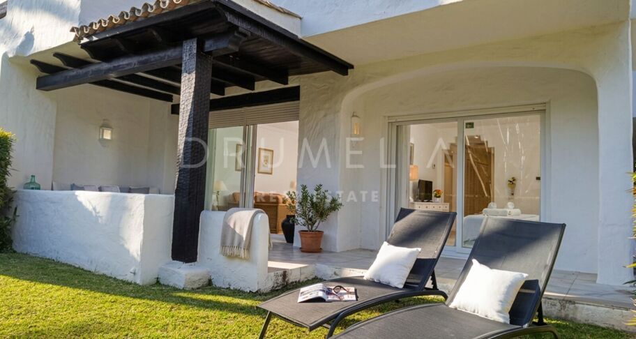 Apartamento en planta baja con terraza orientada al sur en Puerto Banús, cerca de la playa