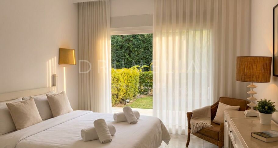 Apartamento en planta baja con terraza orientada al sur en Puerto Banús, cerca de la playa