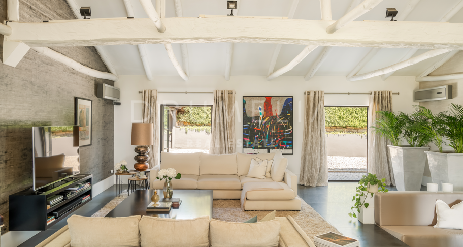 Elegant villa med havsutsikt på upphöjd tomt i El Paraíso Alto, Benahavís
