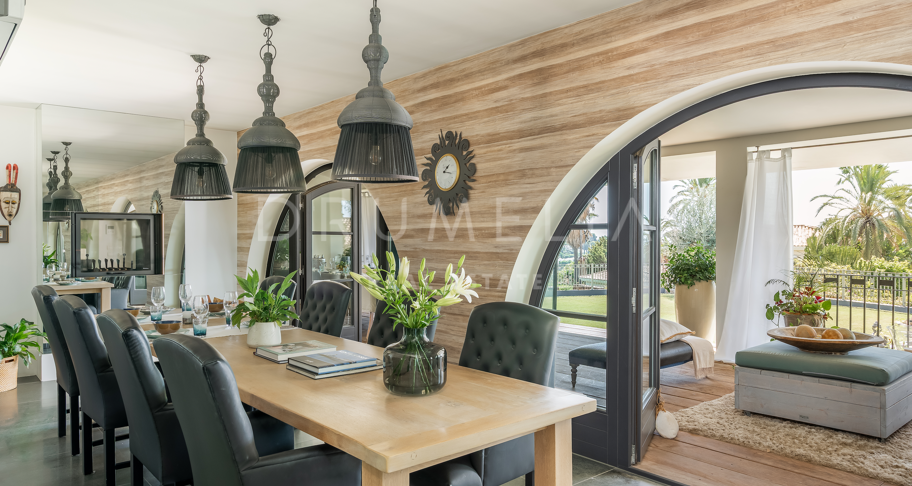 Elegant villa med havsutsikt på upphöjd tomt i El Paraíso Alto, Benahavís