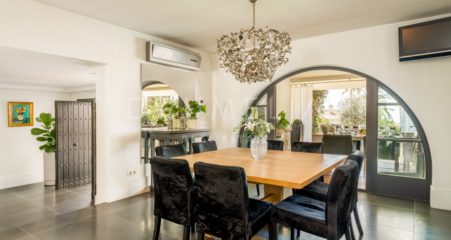 Elegant villa med havsutsikt på upphöjd tomt i El Paraíso Alto, Benahavís