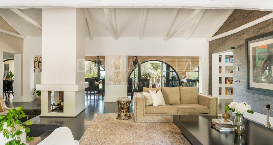 Elegant villa med havsutsikt på upphöjd tomt i El Paraíso Alto, Benahavís