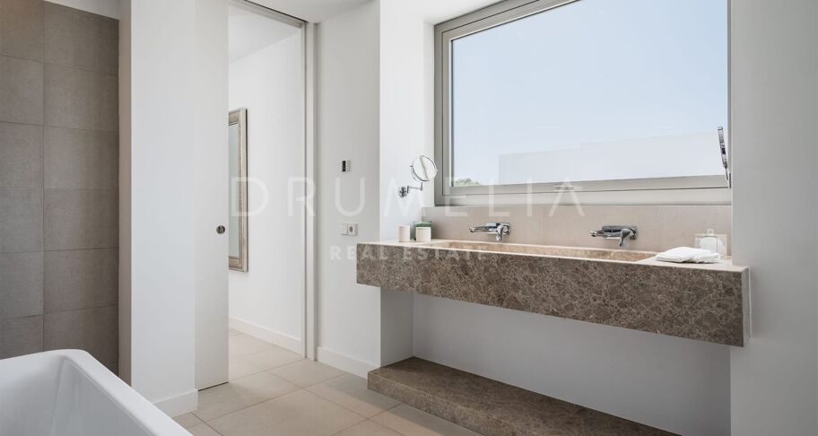 Moderne, zeitgenössische Villa in El Paraiso