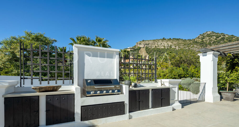 Zeitgenössische Villa mit Meerblick im Marbella Club Golf Resort
