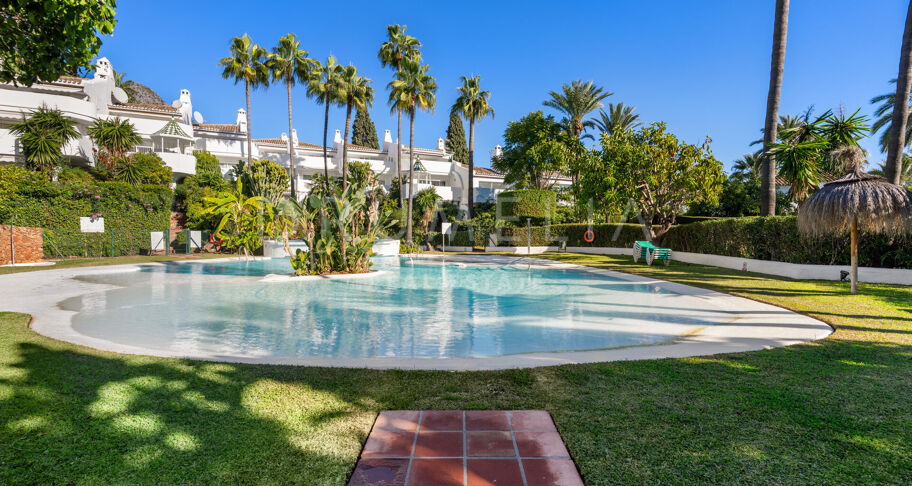 Adosado en Camojan Blanco, Sierra Blanca – Jardín Privado y Piscina Comunitaria