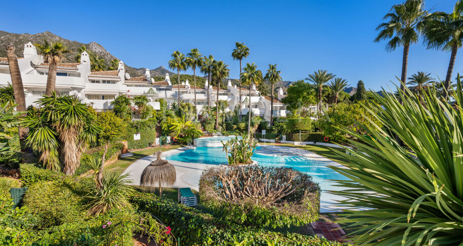 Adosado en Camojan Blanco, Sierra Blanca – Jardín Privado y Piscina Comunitaria