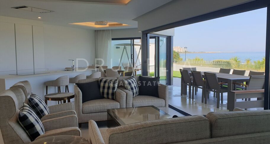 Radhus i Första Strandlinjen i Estepona