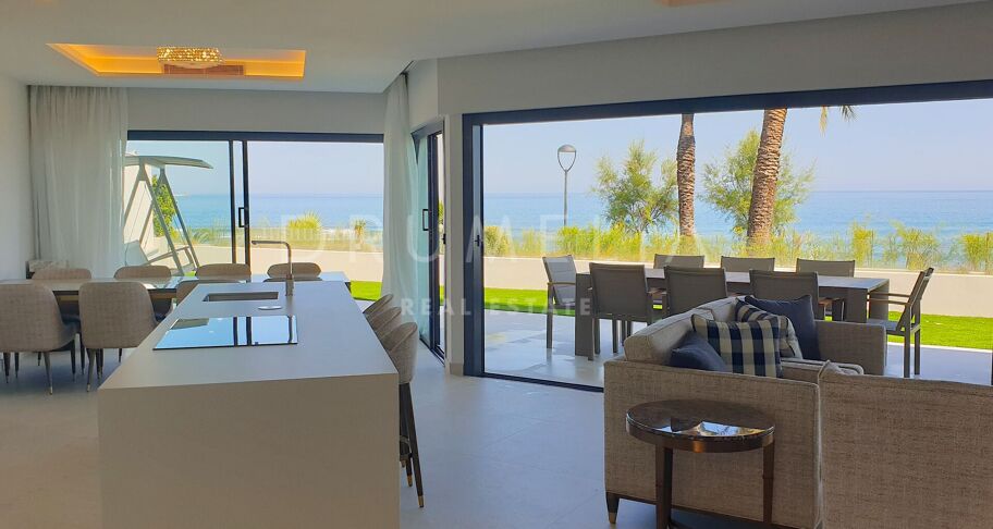 Radhus i Första Strandlinjen i Estepona
