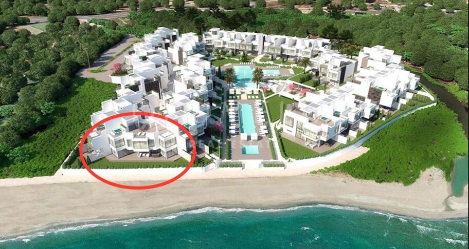 Radhus i Första Strandlinjen i Estepona