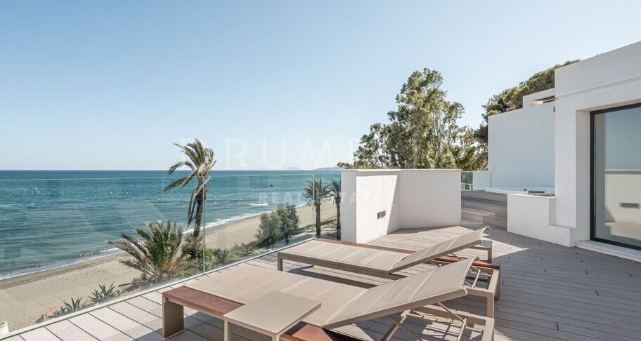 Radhus i Första Strandlinjen i Estepona