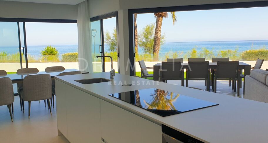Radhus i Första Strandlinjen i Estepona
