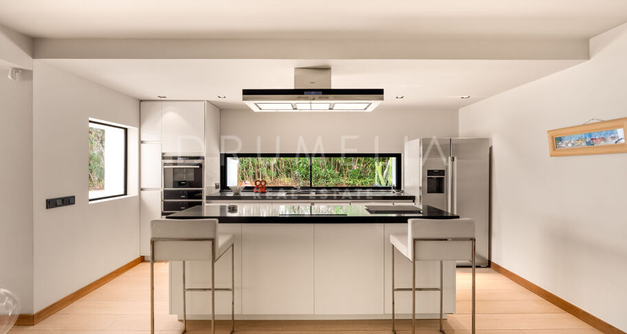 La Madrugada – Stilvolles modernes Luxushaus in erster Golflinie am Los Naranjos Golf, Nueva Andalucía